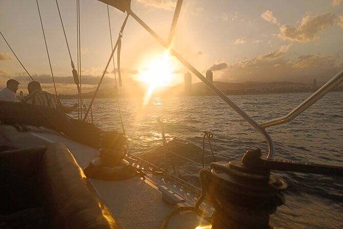 Sunset Sailing Tour in Barcelona - The onboard experience: snacks, drinks, and a calm rhythm