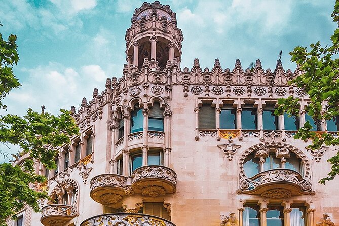 The wonders of architecture 2 hours on foot in Barcelona - Stop 3: Plaça Catalunya, the old-city versus modern-city line