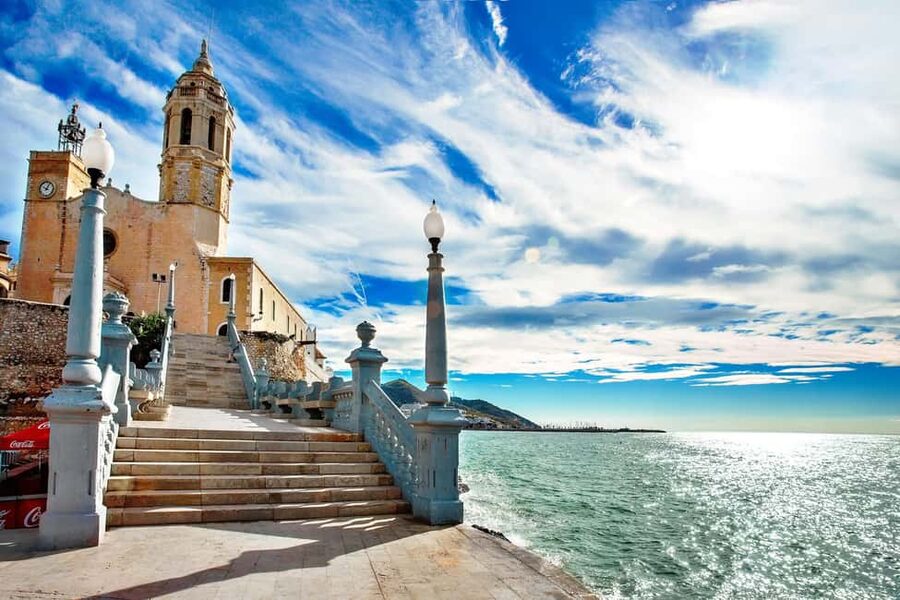 Tour in Sitges ( Bcn): Cultural diversity, tapas and beach - Starting at Sitges’ central station: the morning logistics that matter