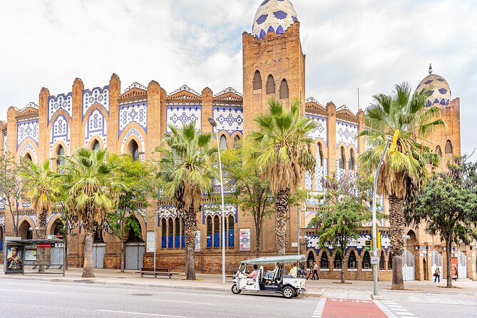 Tour Welcome Barcelona with Local Guide in Eco Tuk Tuk Private - Montjuïc stop timing and harbor views: the “wow” arc of the tour