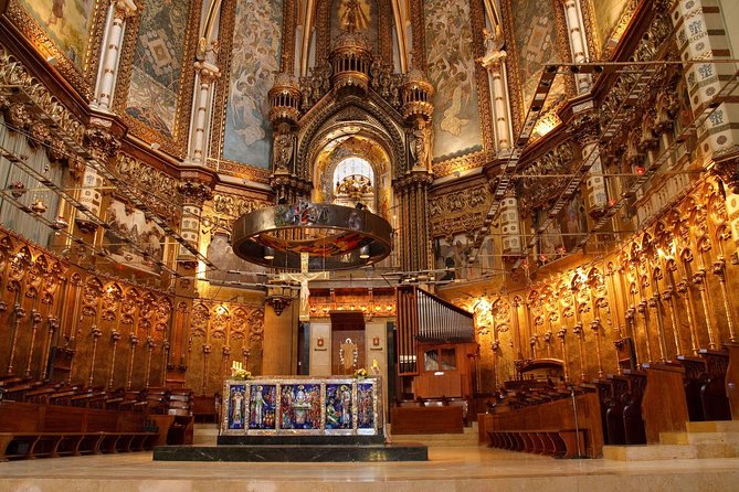 Transfer to Montserrat Monastery from Barcelona - Crowds, Morning Light, and Getting the Best Slice of the Day