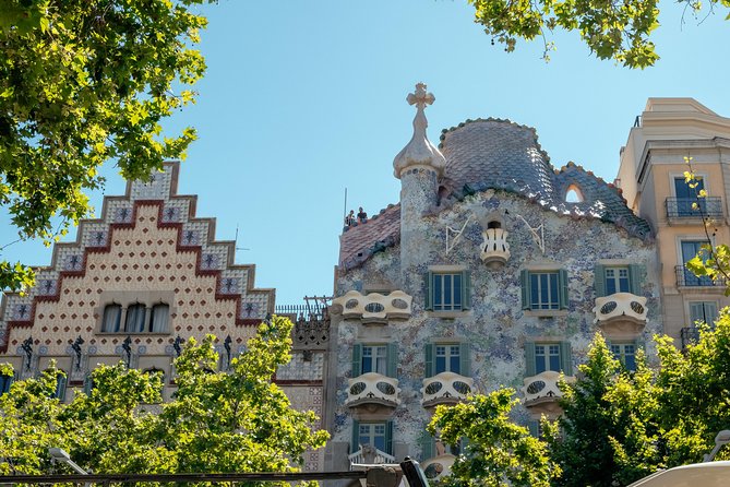 Treasures of Barcelona: Private Gaudi Walking Tour - Stop 2: Casa Batlló’s dragon roof, explained from the outside