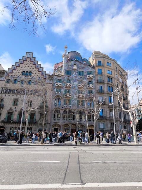 Tur Barcelona în Română - First, Meet Your Guide at Plaça de Catalunya