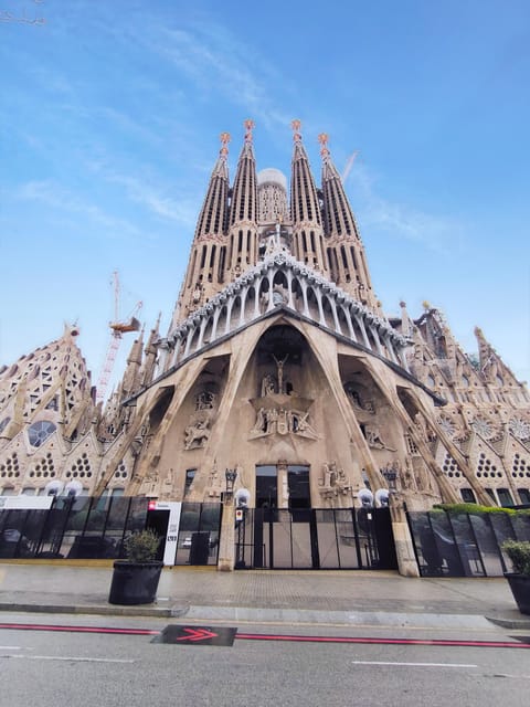 Tur Barcelona în Română - La Rambla: The Famous Street and the Smart Way to Walk It