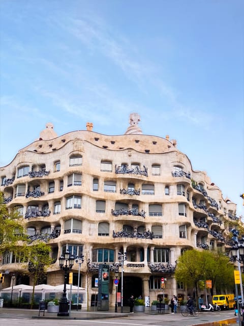 Tur Barcelona în Română - Gothic Quarter: Roman Traces, Jewish Quarter Corners, and a Cathedral Vibe