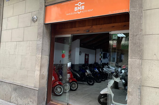 Vespa Spring 50cc rental - Vespa Spring 50cc: Why This Size Works in Barcelona