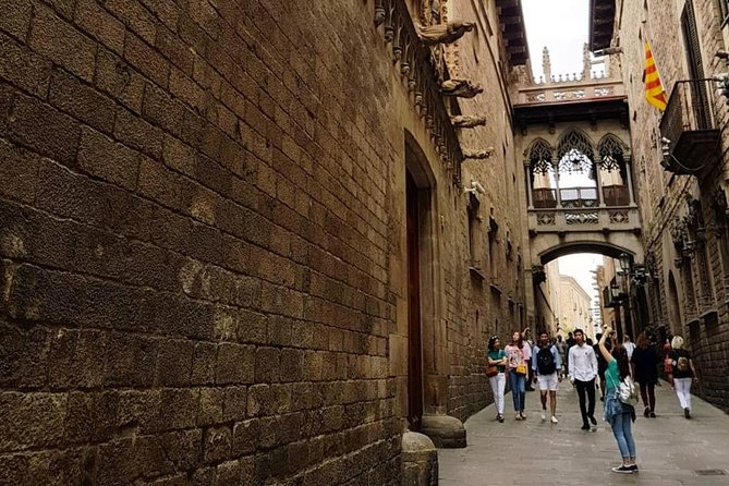 Walking tour of the Gothic Quarter of Barcelona + Cathedral - Key highlights you’ll notice right away