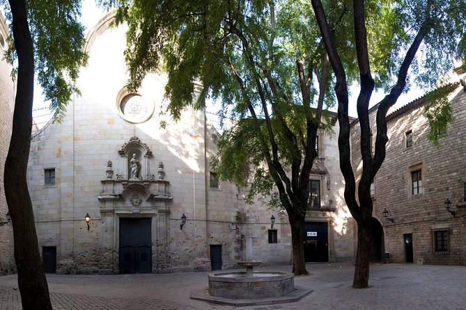 Walking tour of the Gothic Quarter of Barcelona + Cathedral - Barcelona Cathedral from the outside: what you learn when you don’t rush inside