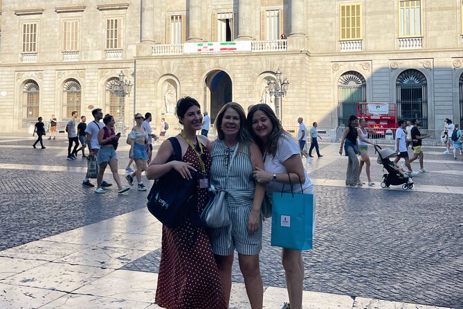 Welcome Private Chauffeured Tour with Licensed Guide - Barri Gòtic walk: old streets, major landmarks, fast context