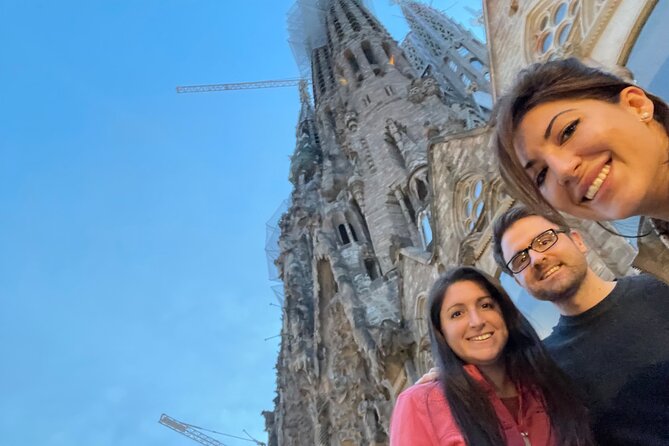 Welcome Private Chauffeured Tour with Licensed Guide - MNAC photo stop near Montjuïc: best angles without the museum plan