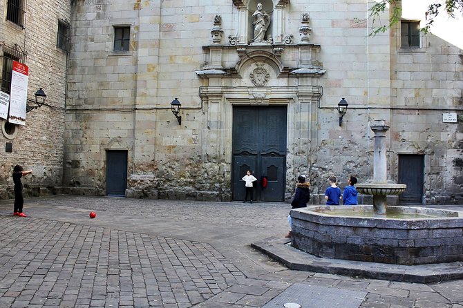 Welcome Tour in Barcelona - The final walk to La Boqueria: where orientation becomes appetite