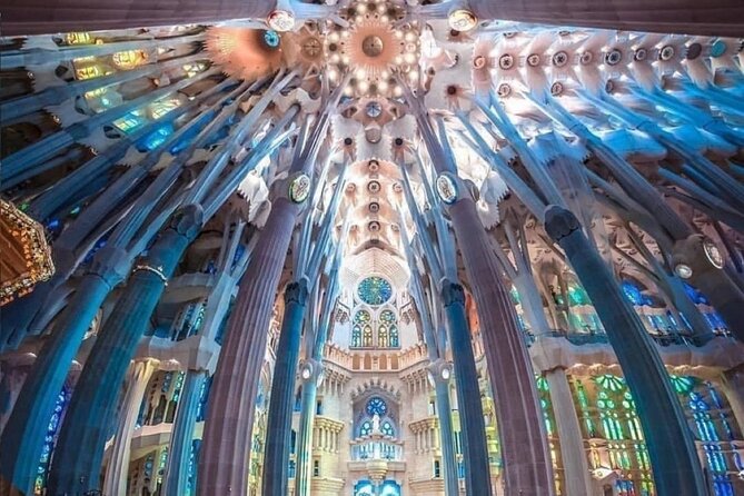 Wonders of Gaudi: Park Guell & Sagrada Familia Private Tour - Guide styles that make or break the day