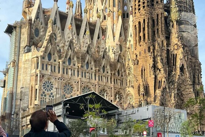 Wonders of Gaudi: Park Guell & Sagrada Familia Private Tour - Park Güell: where Gaudí turns stone into meaning (and views)